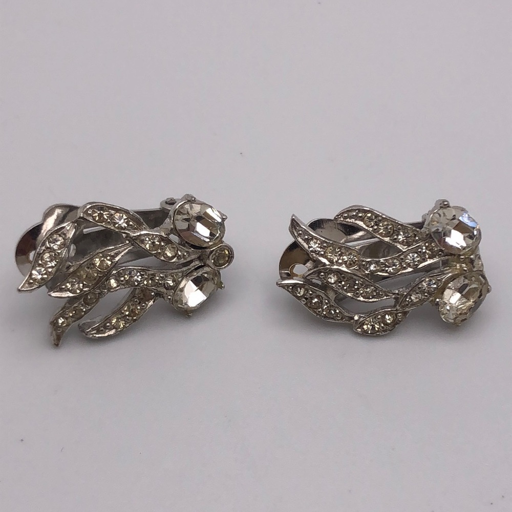 Ledo Exceptionally Crafted Clip On Earrings. Crystal rhinestones. 1960’s